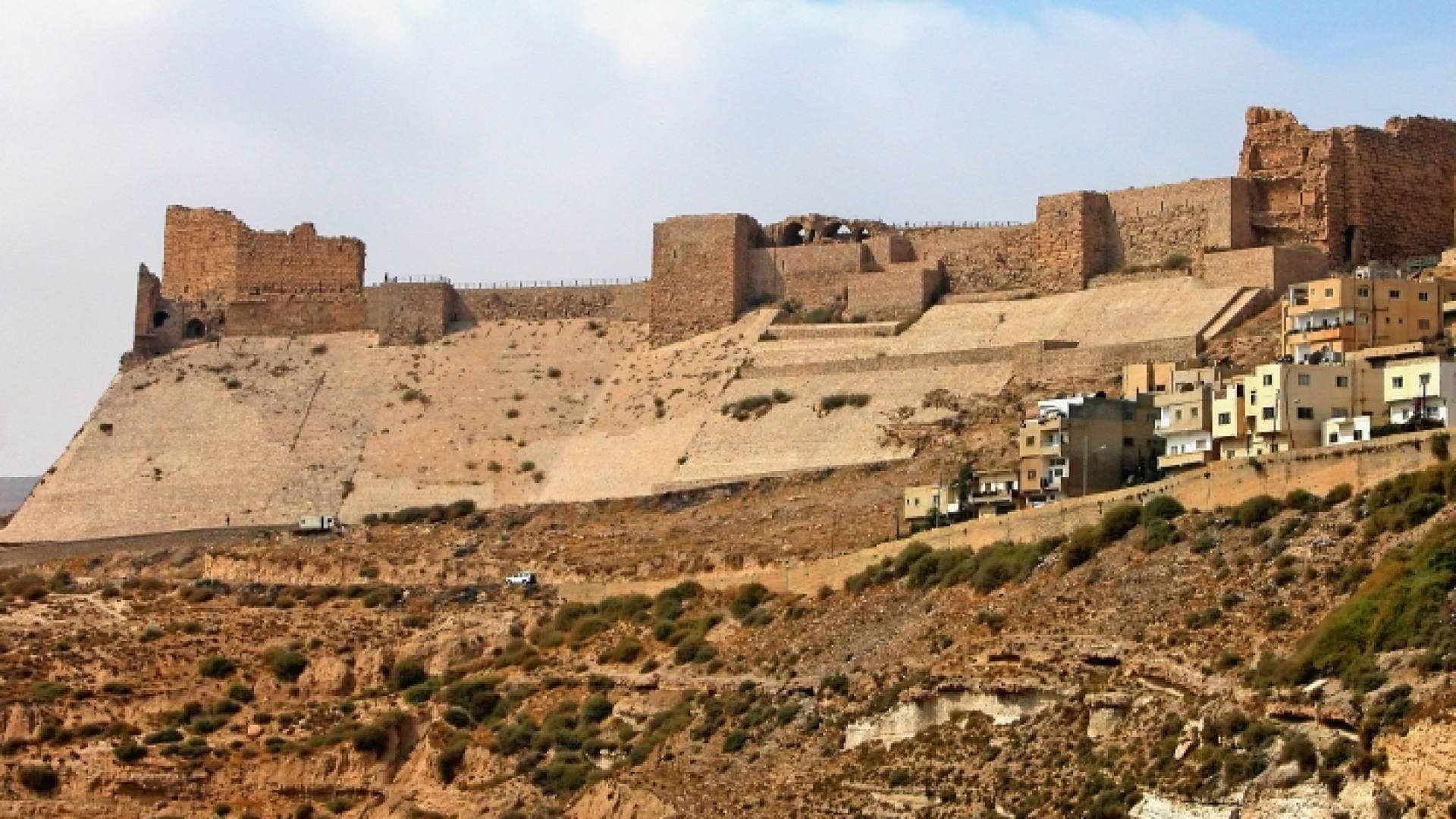 عودة ٤٠ عائلة إلى منازلها في الكرك تطبيقا لوثيقة الجلوة