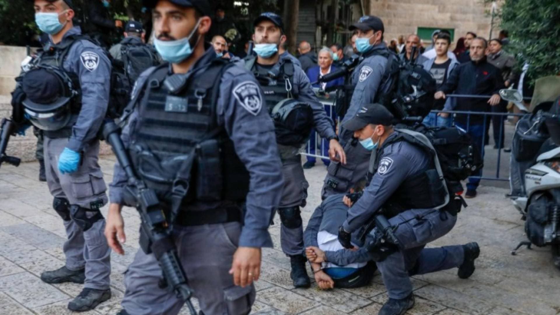 الاحتلال الإسرائيلي يعتقل ١٧ فلسطينيا
