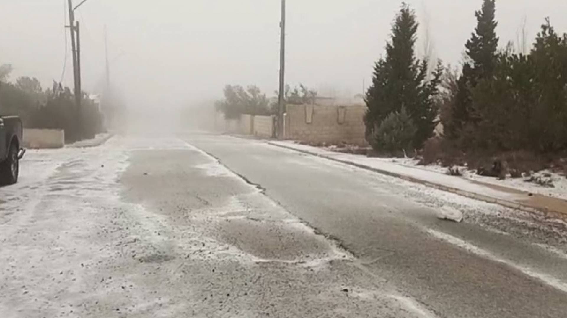 بدء تساقط الثلوج في منطقة الرشادية بالطفيلة - فيديو