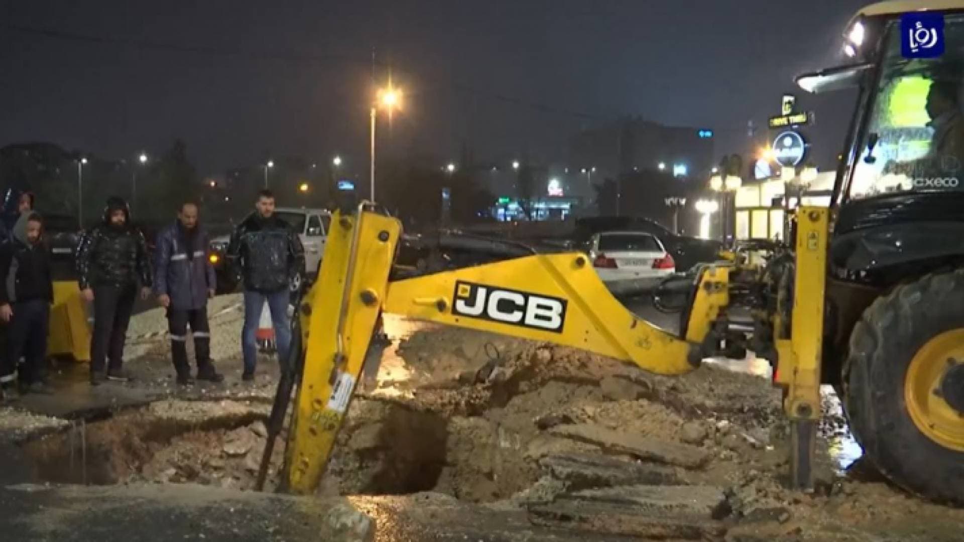 انهيار جزء من شارع في منطقة الدوار السابع - فيديو
