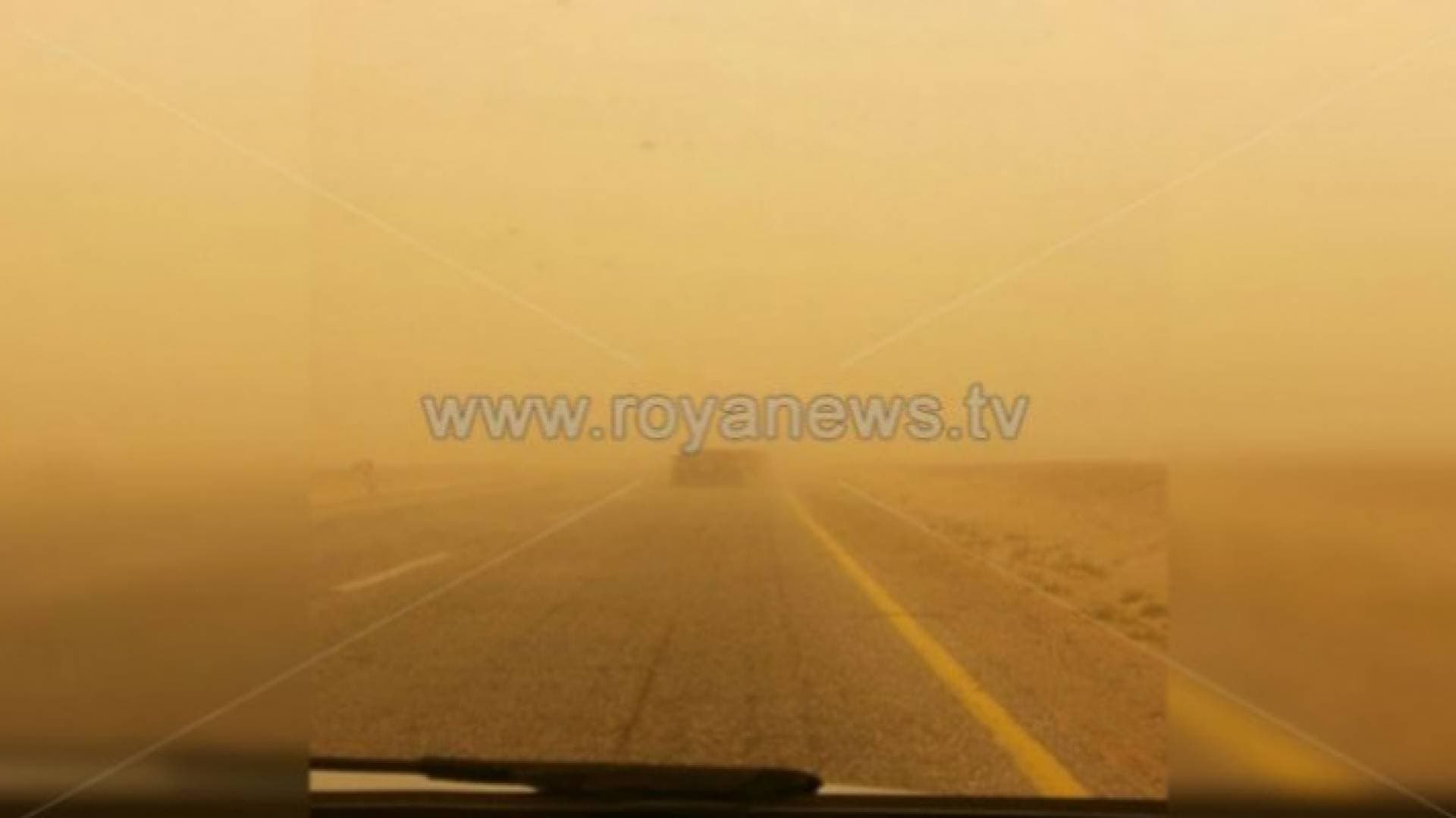 إعادة فتح طريق الأزرق العمري بعد إغلاقه لتدني مدى الرؤية