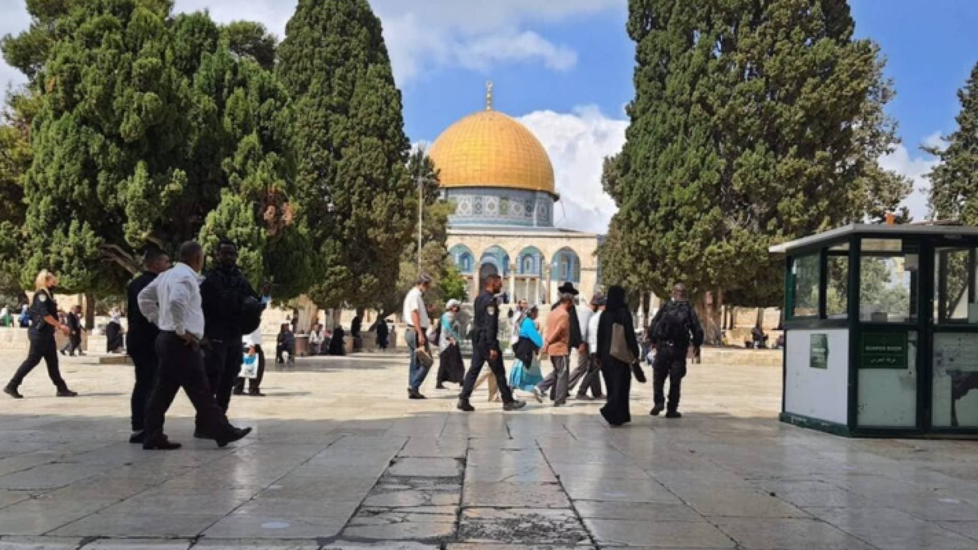 عشرات المستوطنين يقتحمون باحات المسجد الأقصى