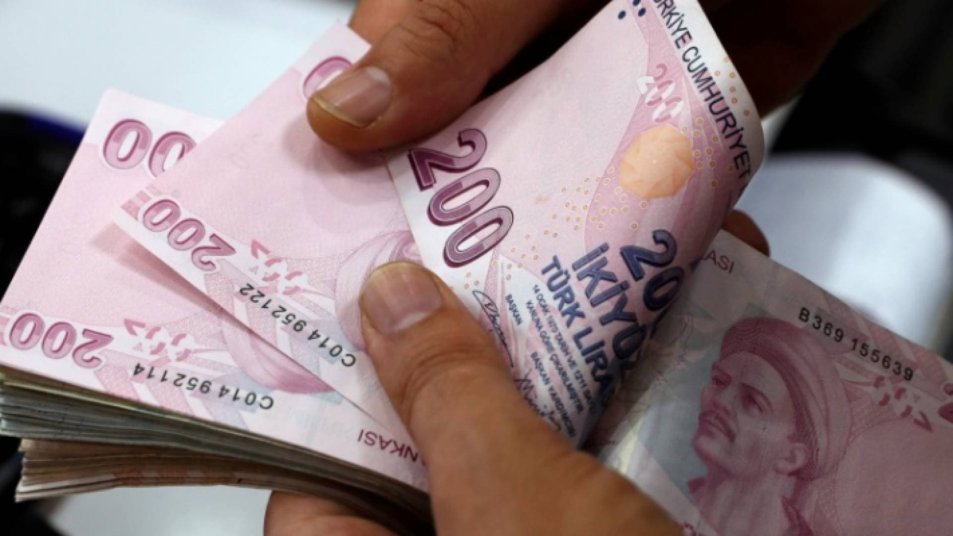 الليرة التركية تنتعش