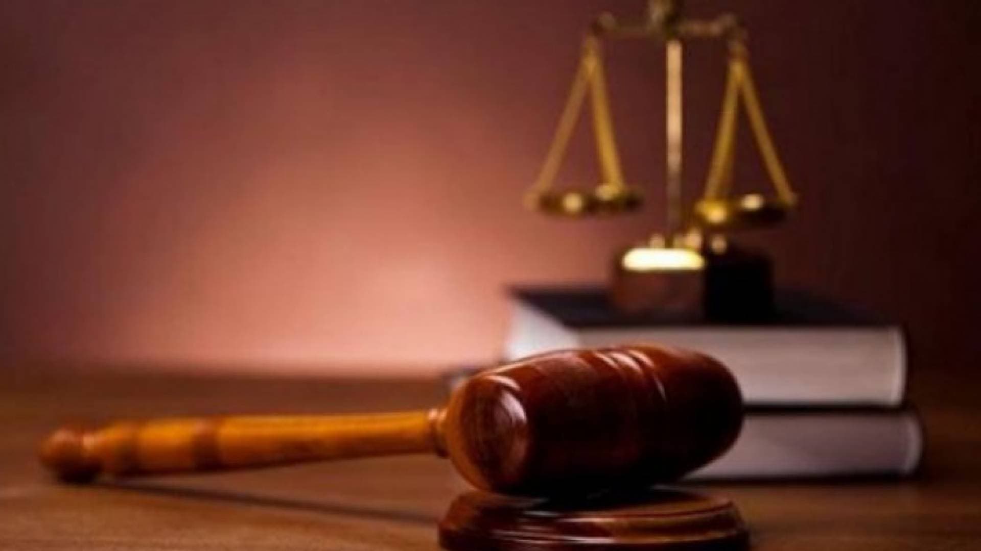 إدانة مدير حكومي بتهمة تزوير ٢٦ تصريح عمل وإهمال الواجبات الوظيفية