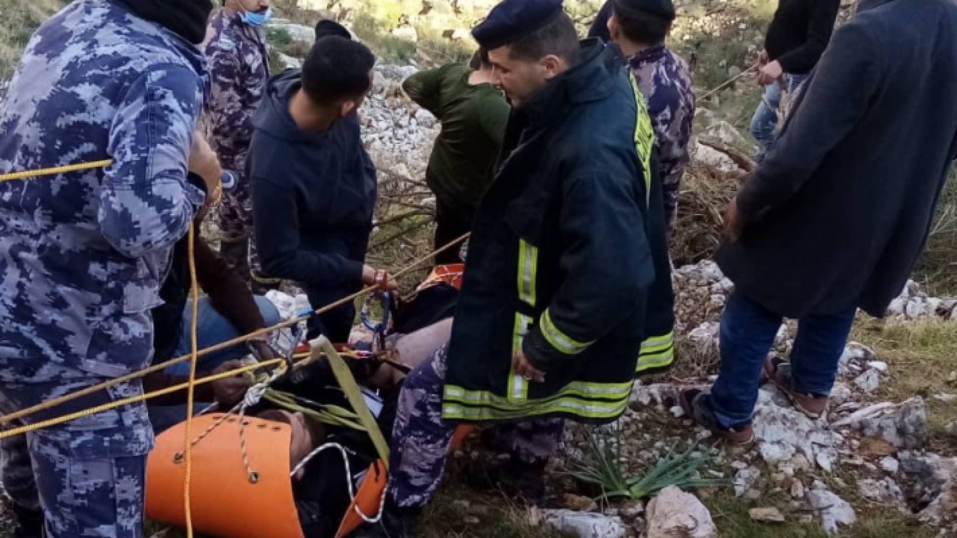 الدفاع المدني ينقذ شخصا سقط من مقطع صخري في البلقاء - فيديو وصور