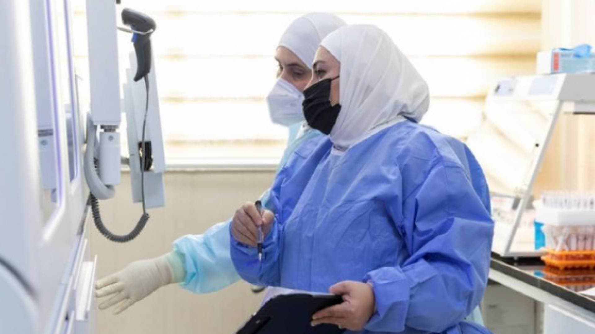 الخرابشة يطالب بكشف تفاصيل إصابات متحور "أوميكرون" في الأردن