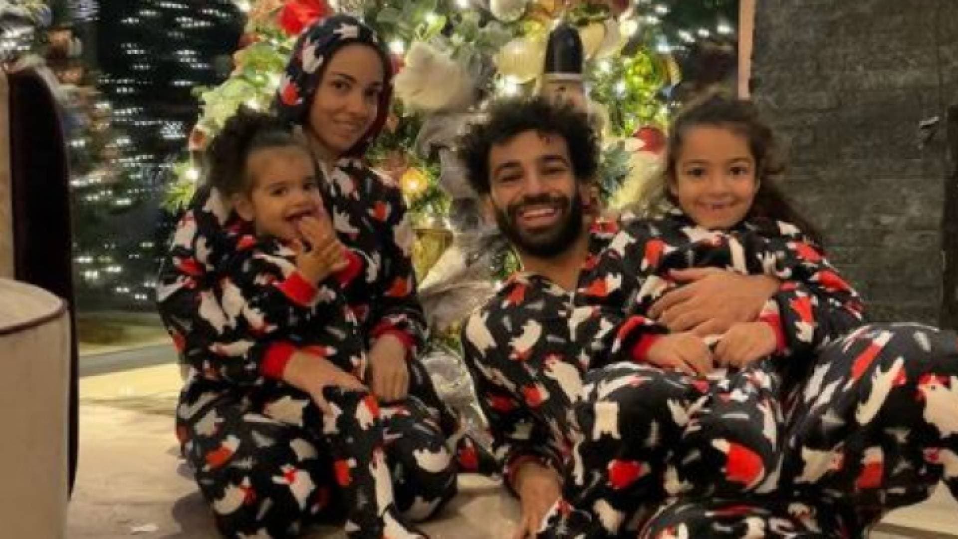 محمد صلاح يحتفل بالكريسماس مع عائلته على طريقته الخاصة.. صور