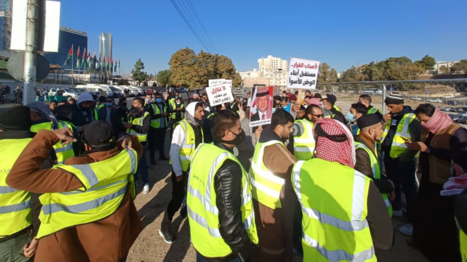 عاملون في ميناء الحاويات يعتصمون أمام مجلس النواب - فيديو وصور
