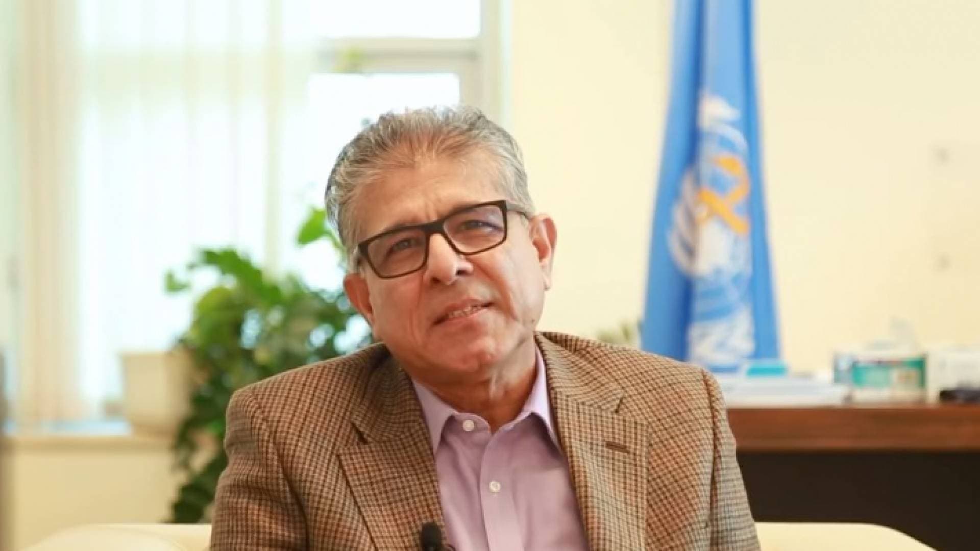 بالفيديو.. طبيب عالمي يتلقى الجرعة المعززة في الأردن ويروي تجربته