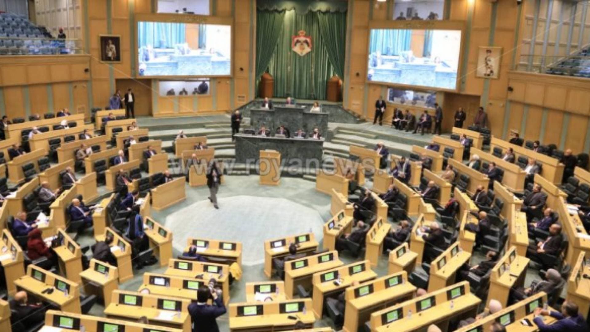 نواب يطالبون بإعادة مبالغ مالية لموظفين من "التربية"