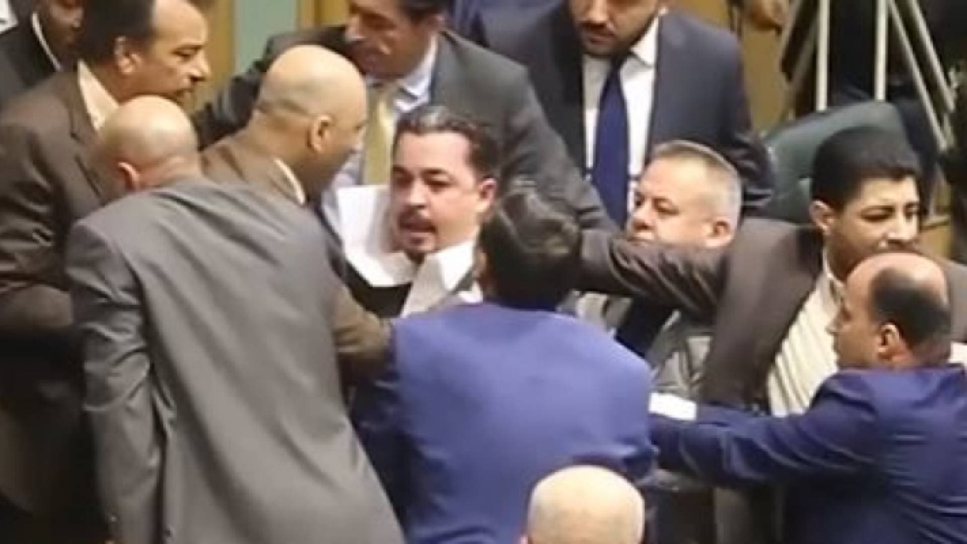 النائب الحواري لـ"رؤيا": لا علاقة لي بالمشاجرة وتلقيت بعض "الضربات" - فيديو