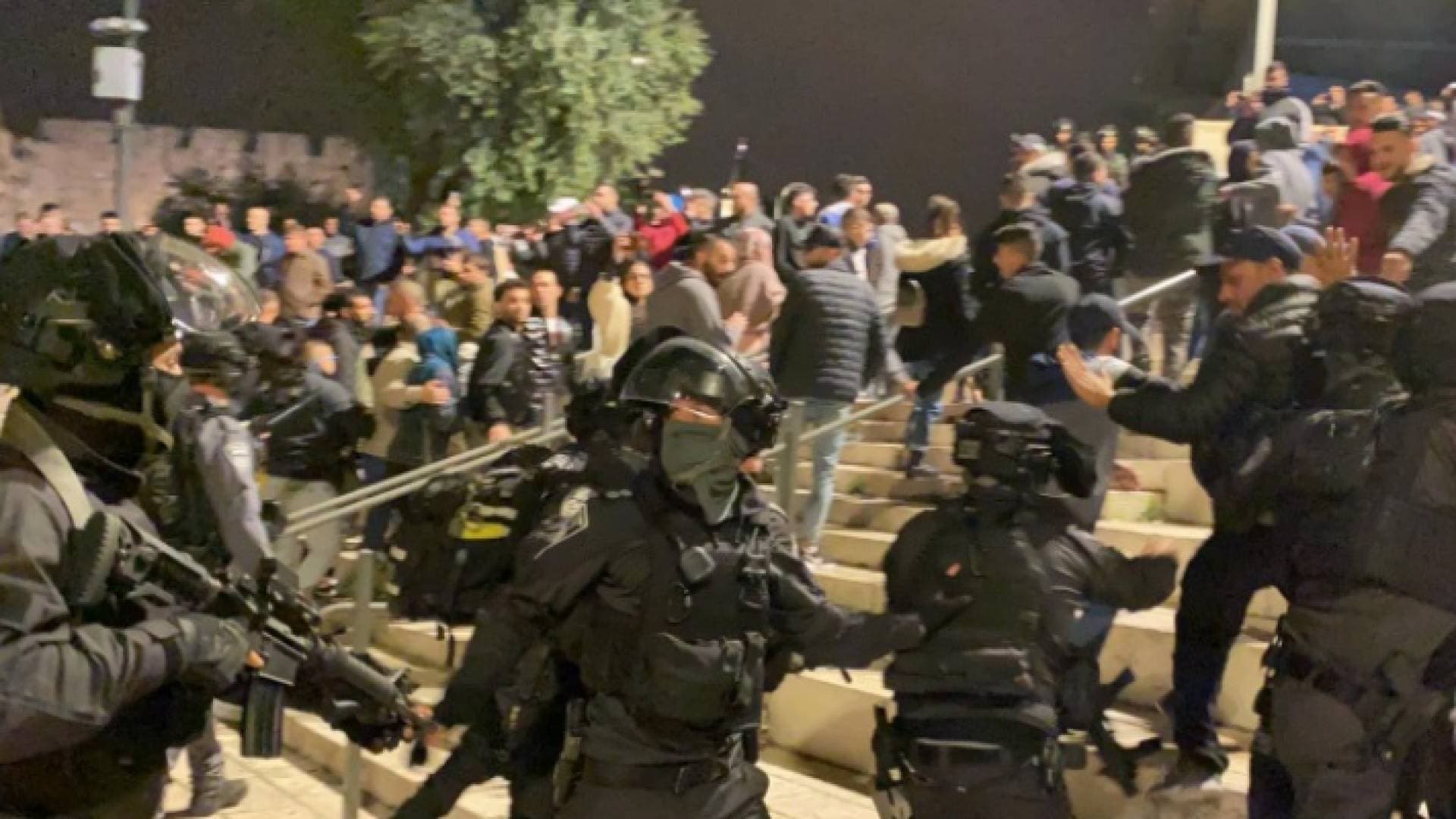 الاحتلال يعتدي على مسنة ويعتقل شابا في القدس