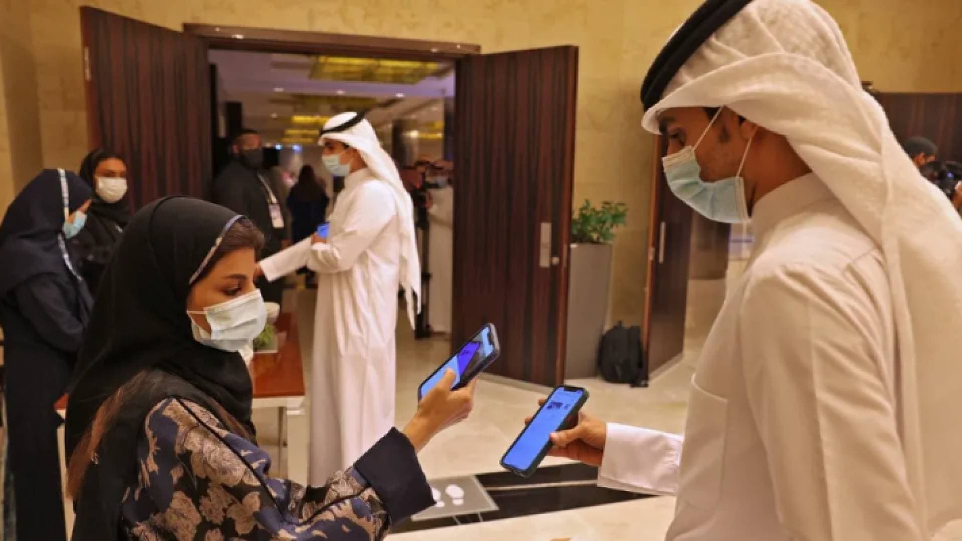 السعودية تعيد إلزامية ارتداء الكمامة وتطبيق إجراءات التباعد بدءا من الخميس