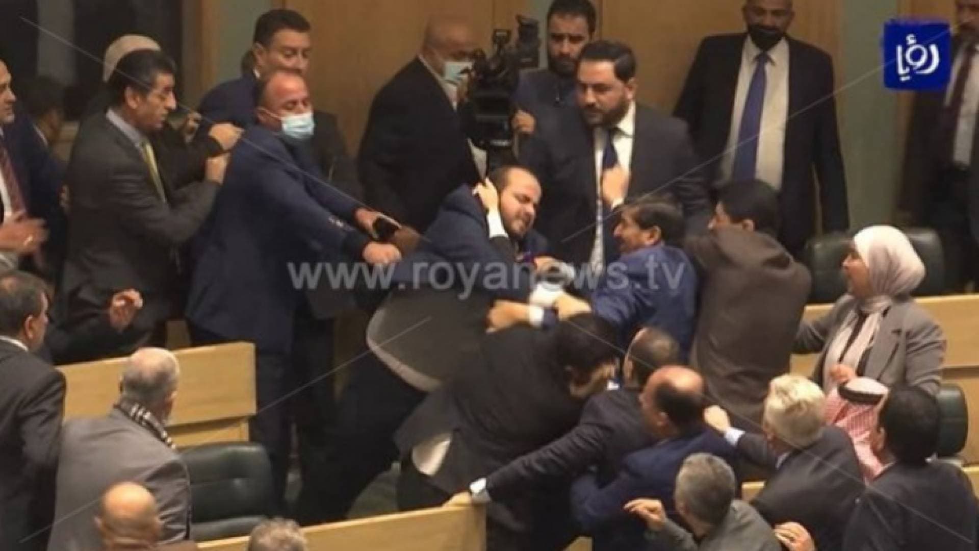 بالفيديو.. نواب يتحدثون عن ما حصل بعد "جلسة المشاجرة"