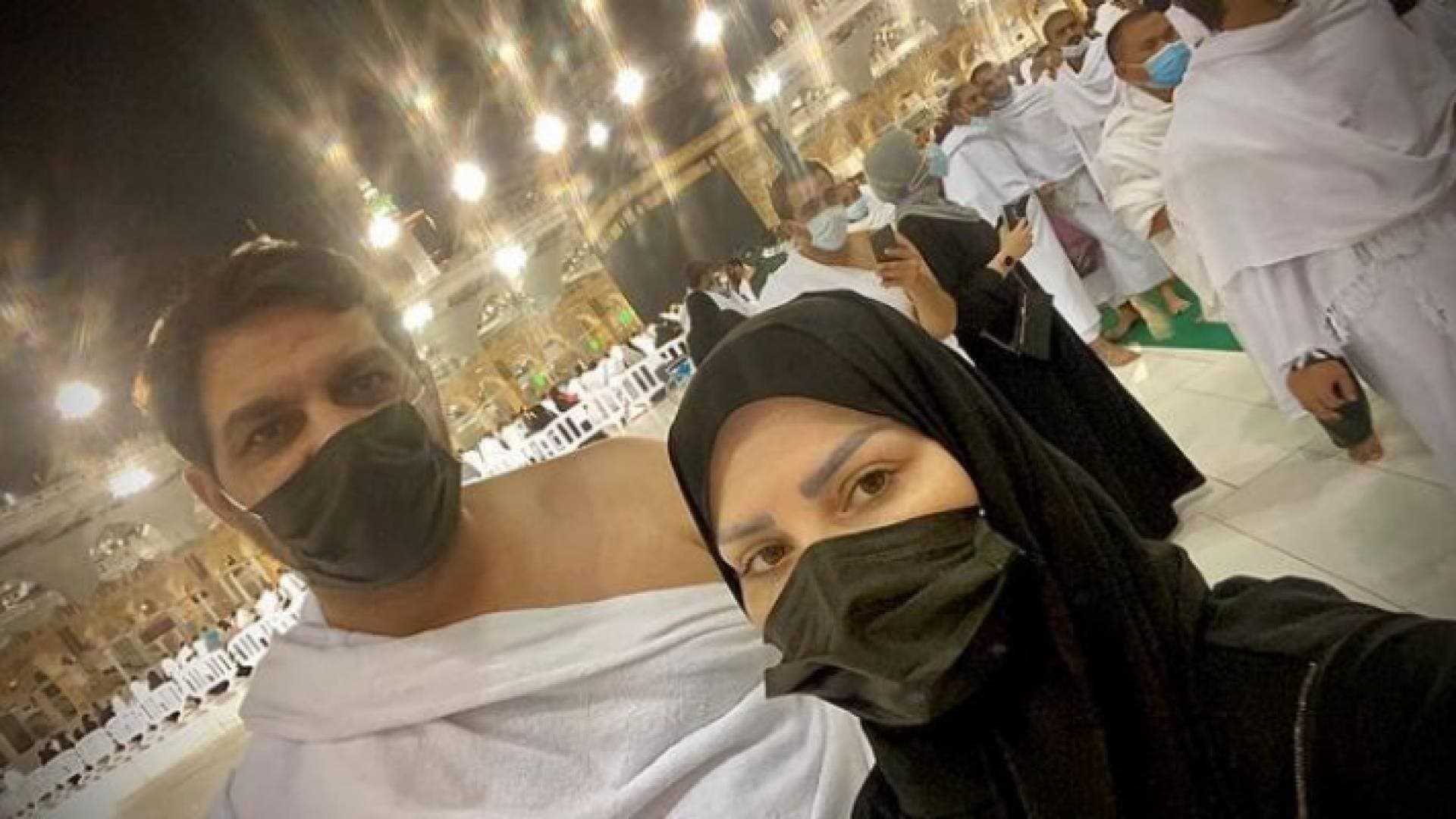 كرزون والعمري يؤديان العمرة مع بداية العام الجديد