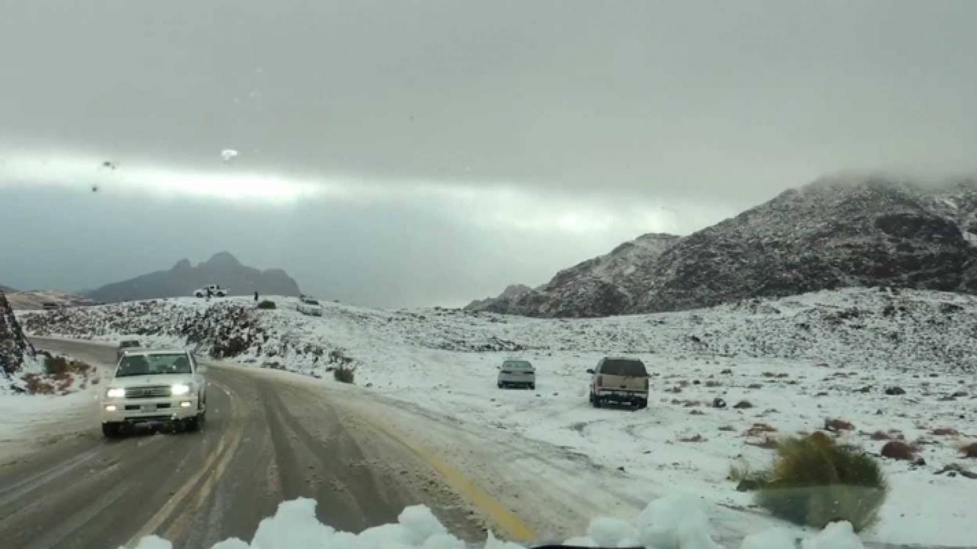 بالفيديو.. الثلوج تغطي جبل اللوز في تبوك بالسعودية