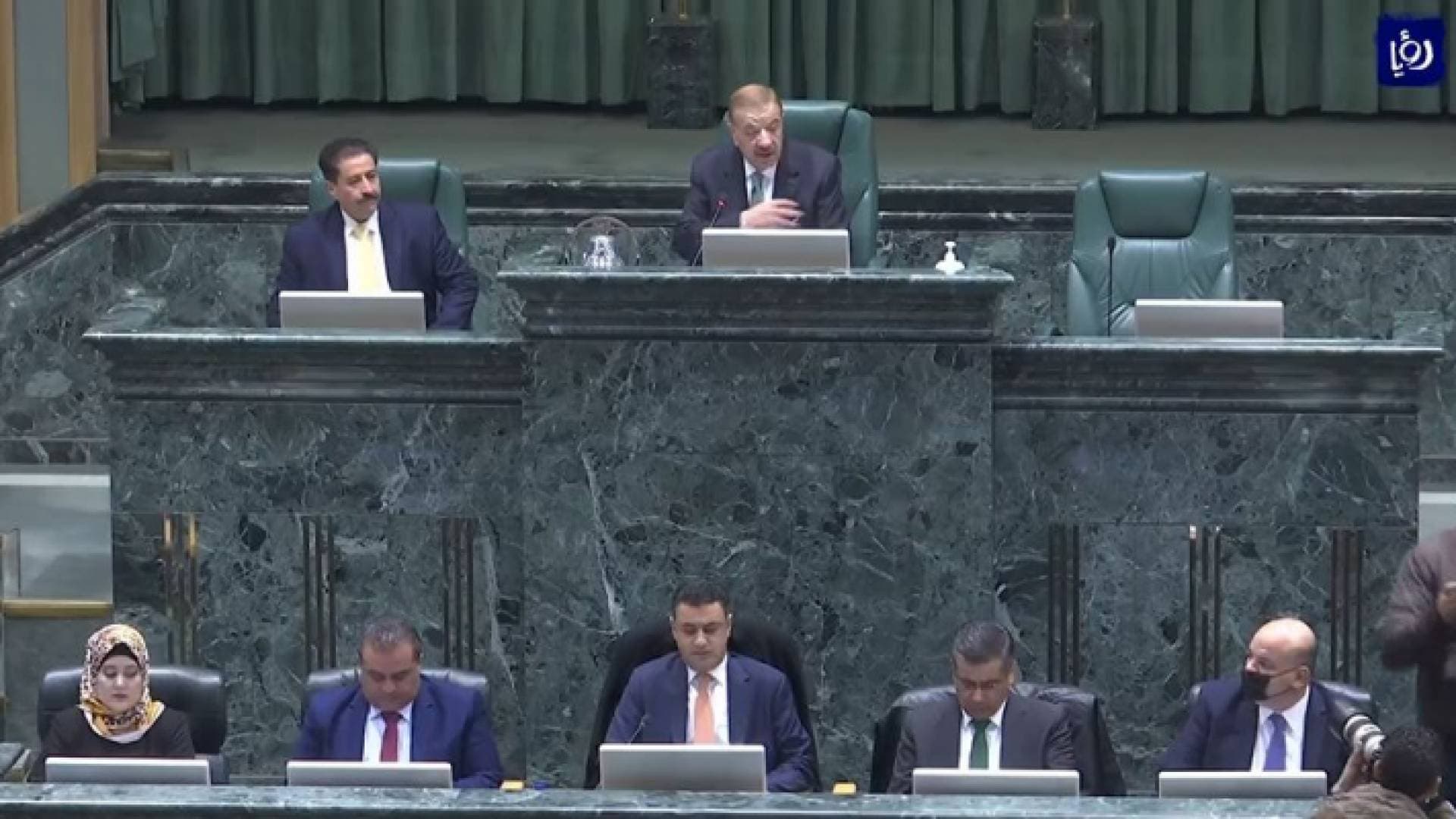 النواب يعقدون أولى جلساتهم بعد المشاجرة - فيديو