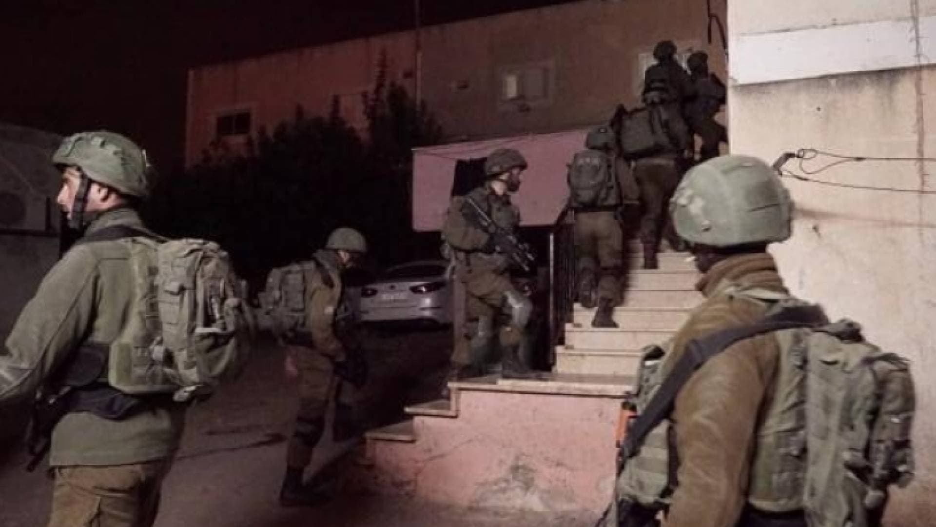 الاحتلال يعتقل ١٣ فلسطينيا في الضفة الغربية والقدس - أسماء