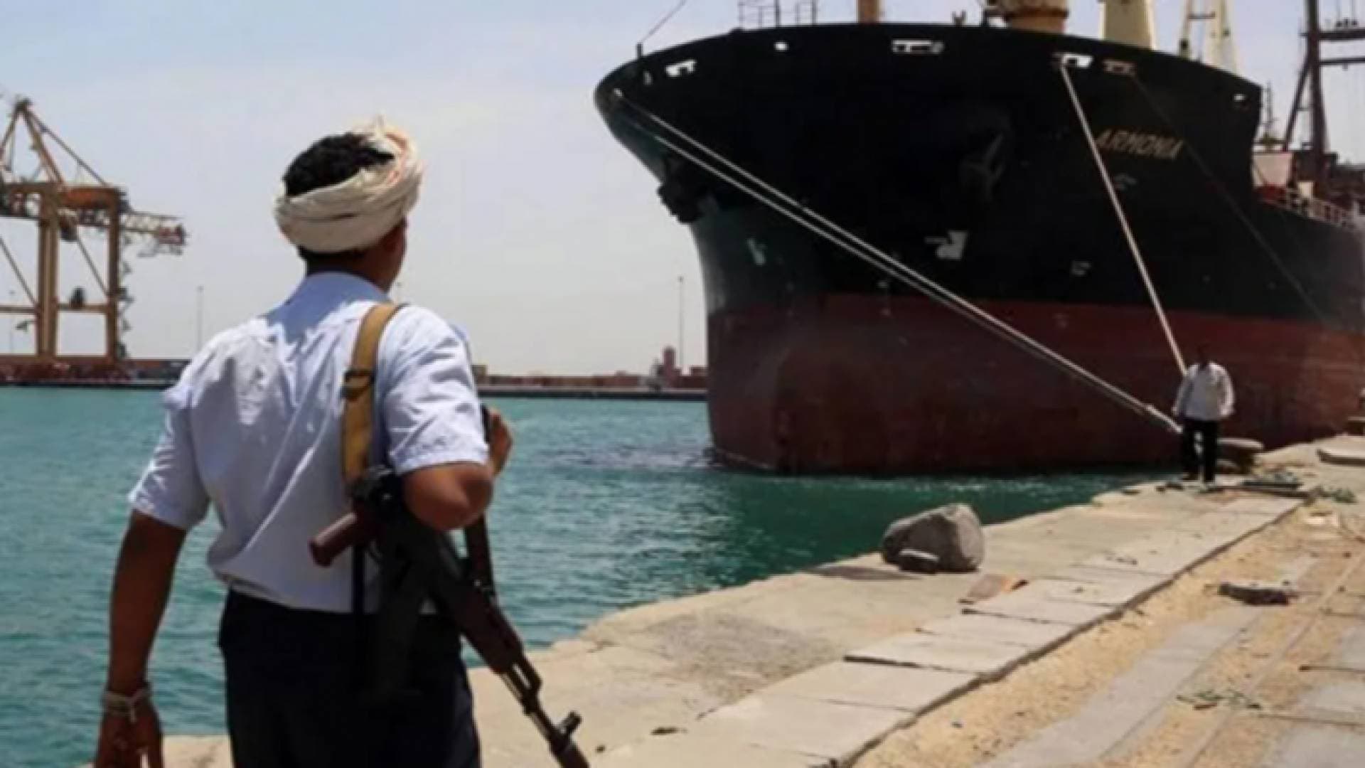 التحالف بقيادة السعودية ينذر الحوثيين باستهداف موانئ يمنية في حال عدم الإفراج عن السفينة المختطفة