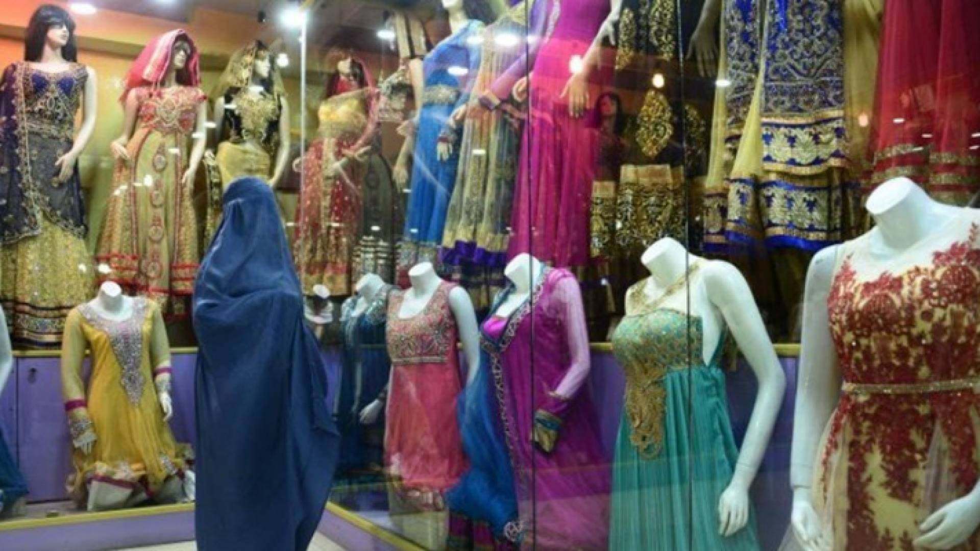 طالبان تطلب من بائعي الملبوسات قطع رؤوس دمى العرض