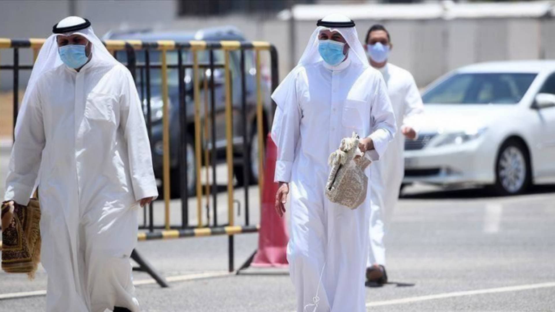قطر تعيد فرض التباعد في المساجد وتمنع الأرجيلة