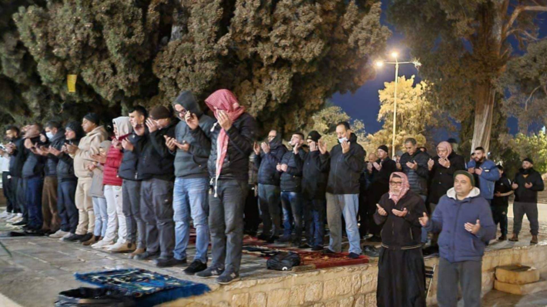 آلاف الفلسطينيون يؤدون صلاة الفجر في المسجد الأقصى - صور
