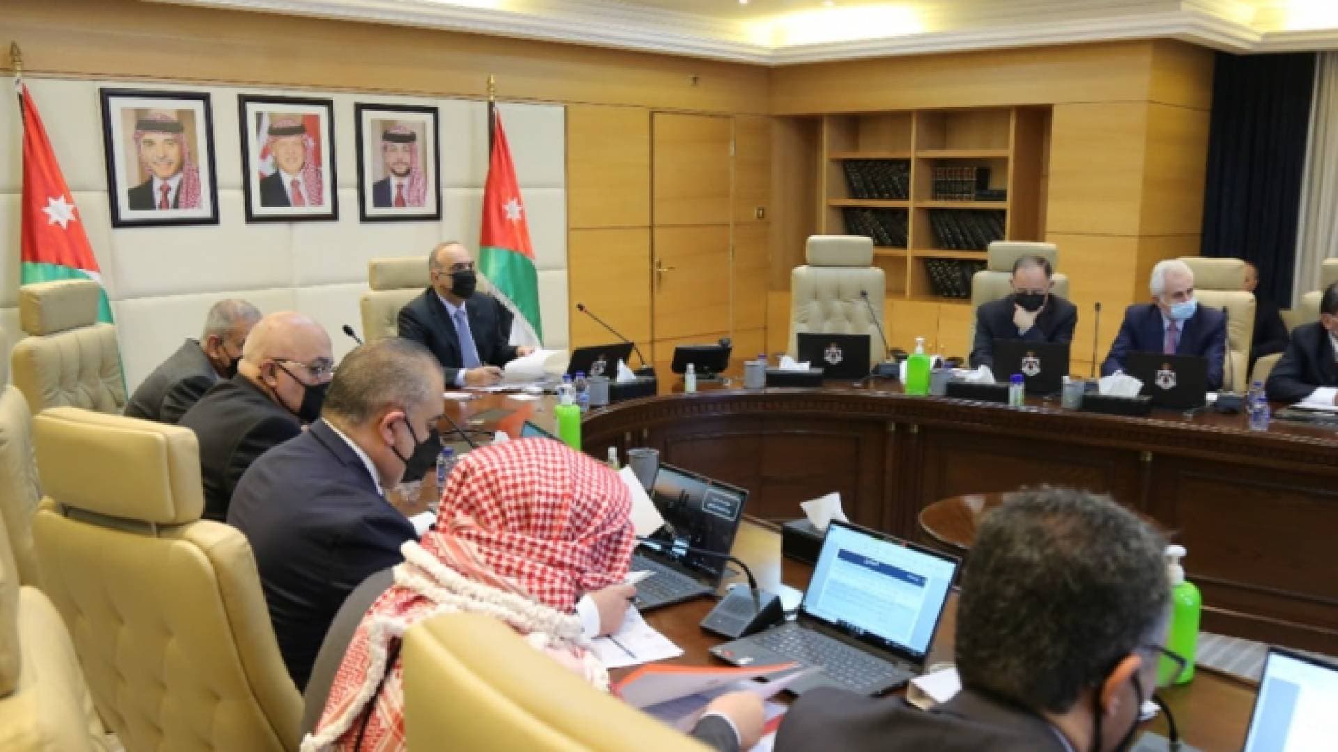 اقتصاديون لـ"رؤيا": قرارات الحكومة "خطوة بالاتجاه الصحيح" ..فيديو