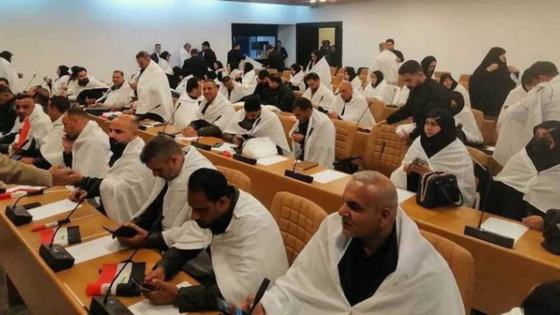 لماذا حضر نواب "تيار الصدر" بالأكفان في افتتاحية البرلمان العراقي؟ - فيديو