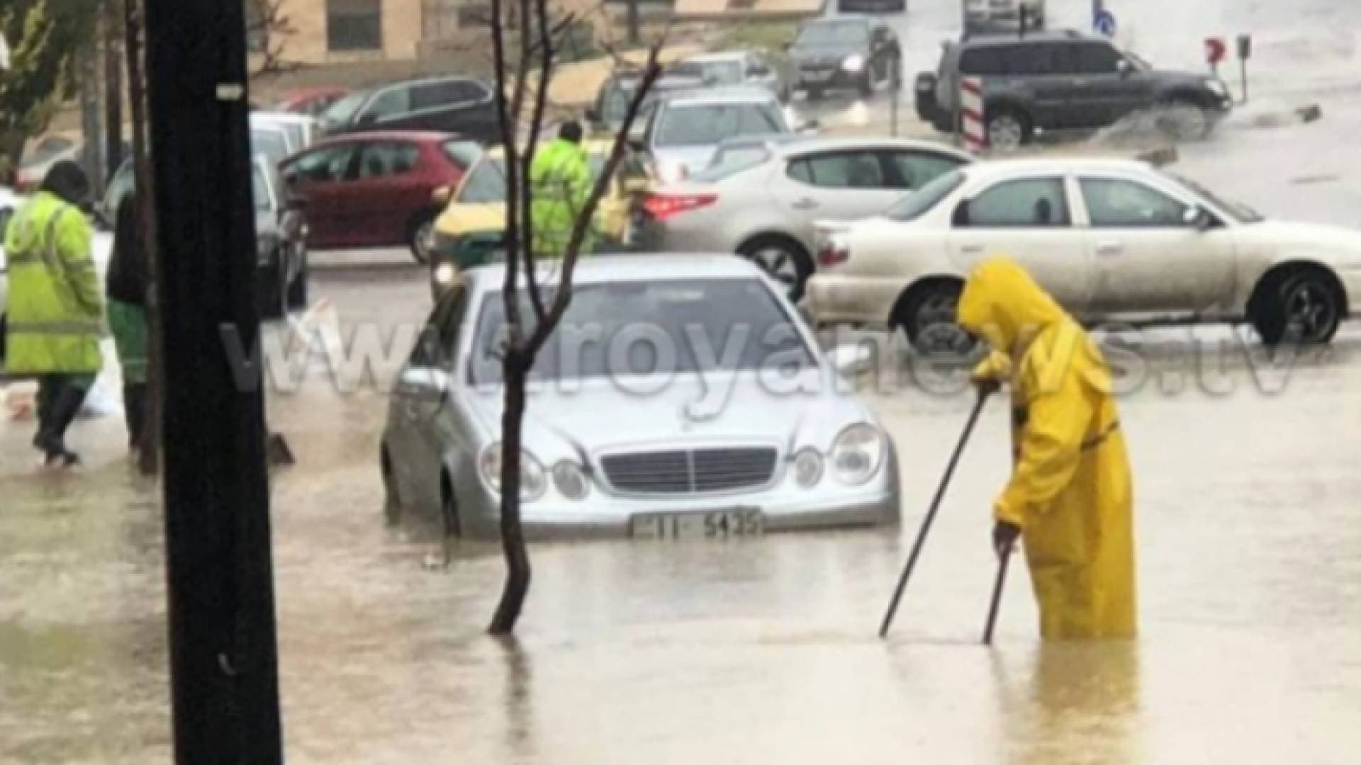 مياه الأمطار تداهم إحدى المنازل في منطقة الرابية ..فيديو
