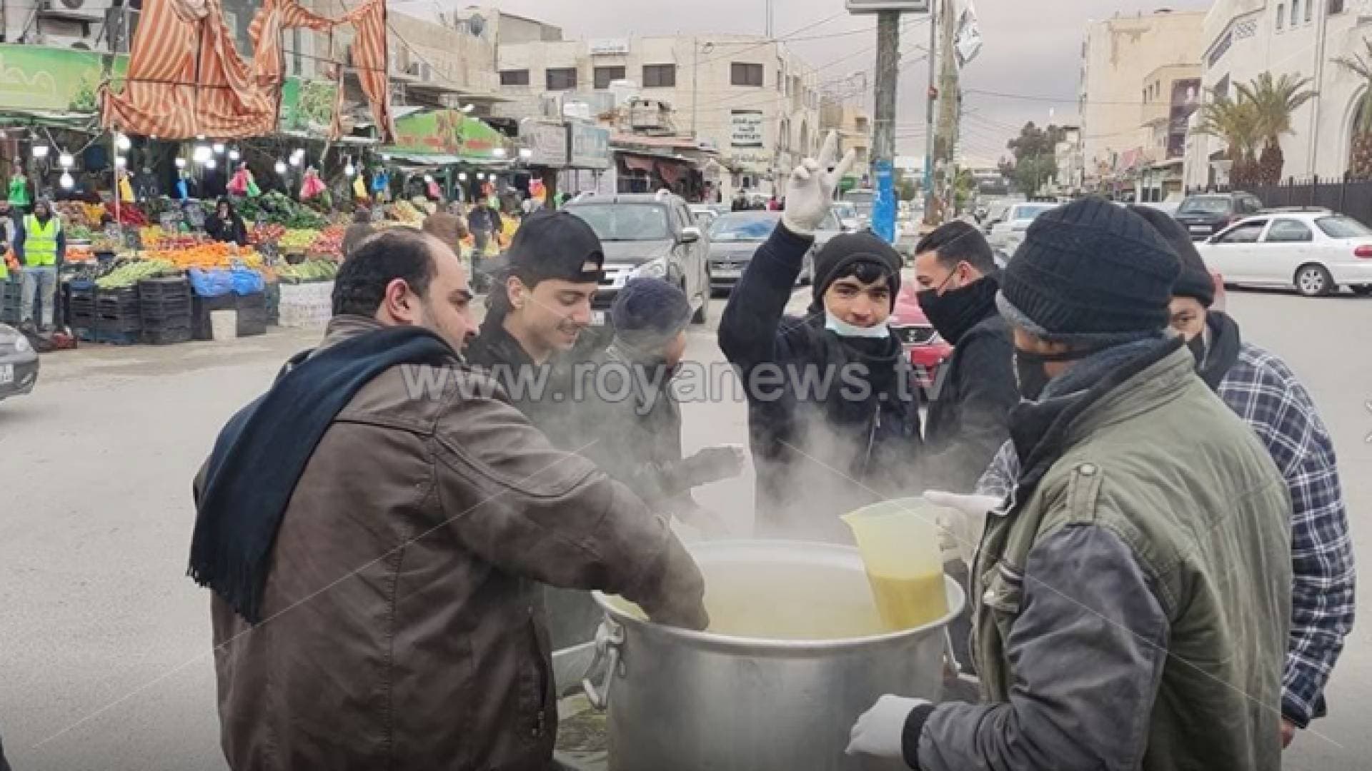 معان.. متطوعون يوزعون العدس الساخن على المارة- فيديو