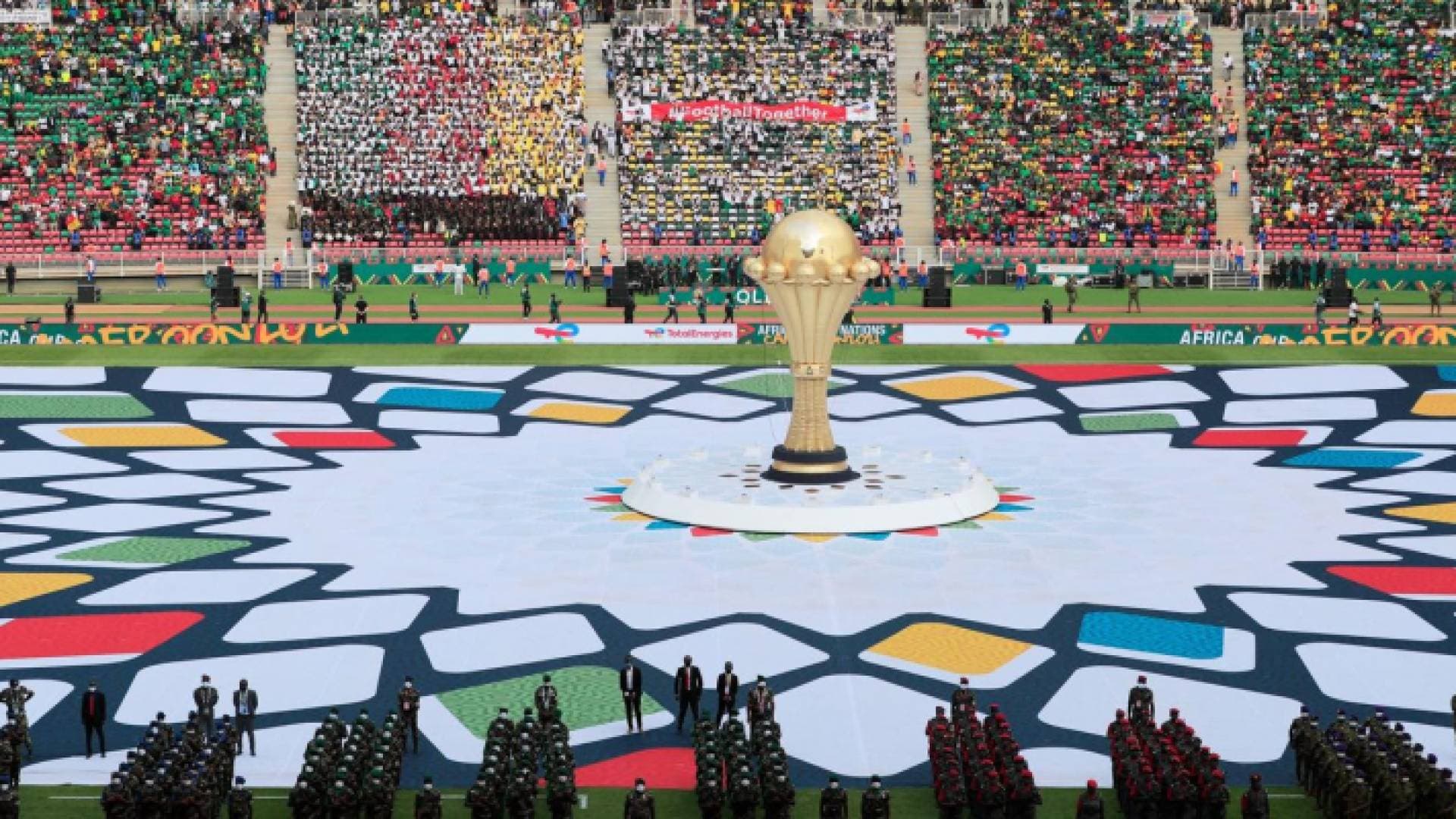 فيديو لشخص يتعثر في أثناء استعراض في كأس إفريقيا.. فما حقيقته؟
