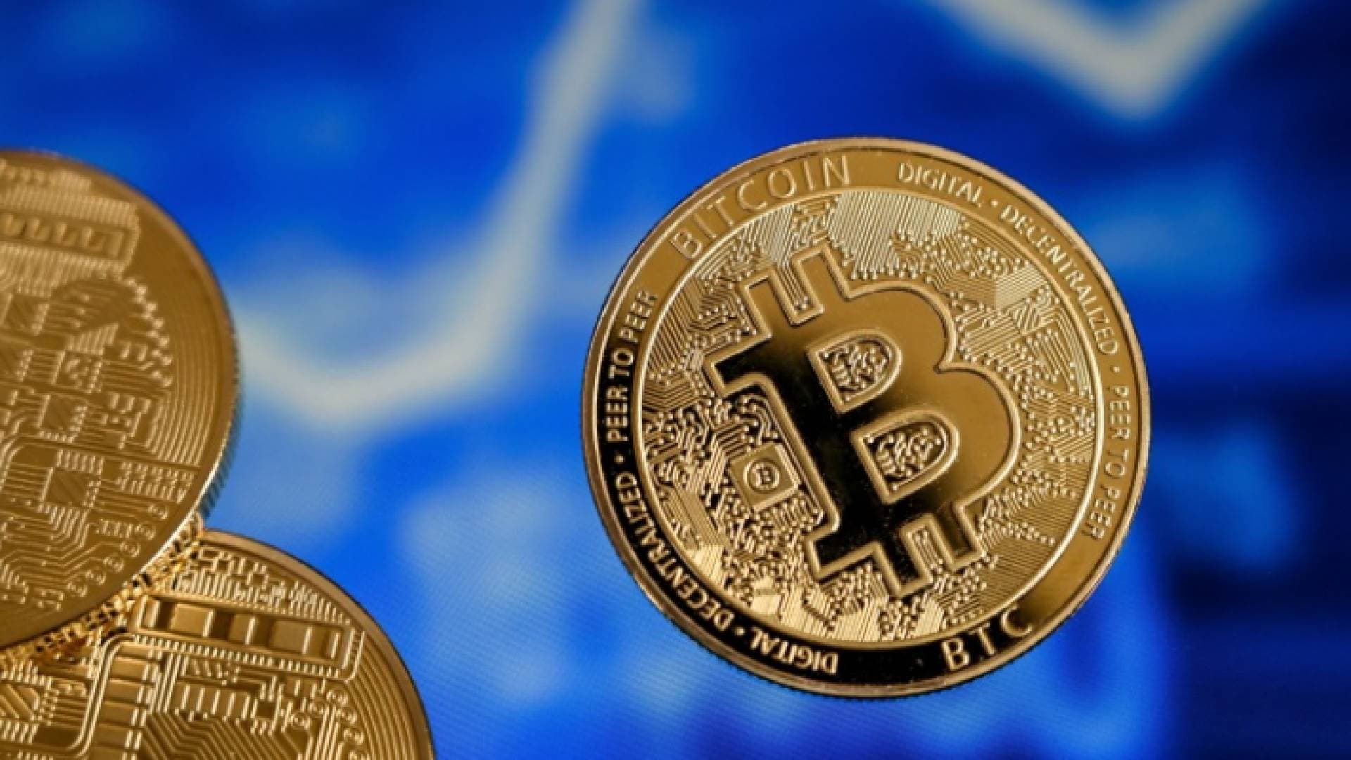 بتكوين تواصل الانهيار وتفقد أكثر من ٥٠% من قيمتها