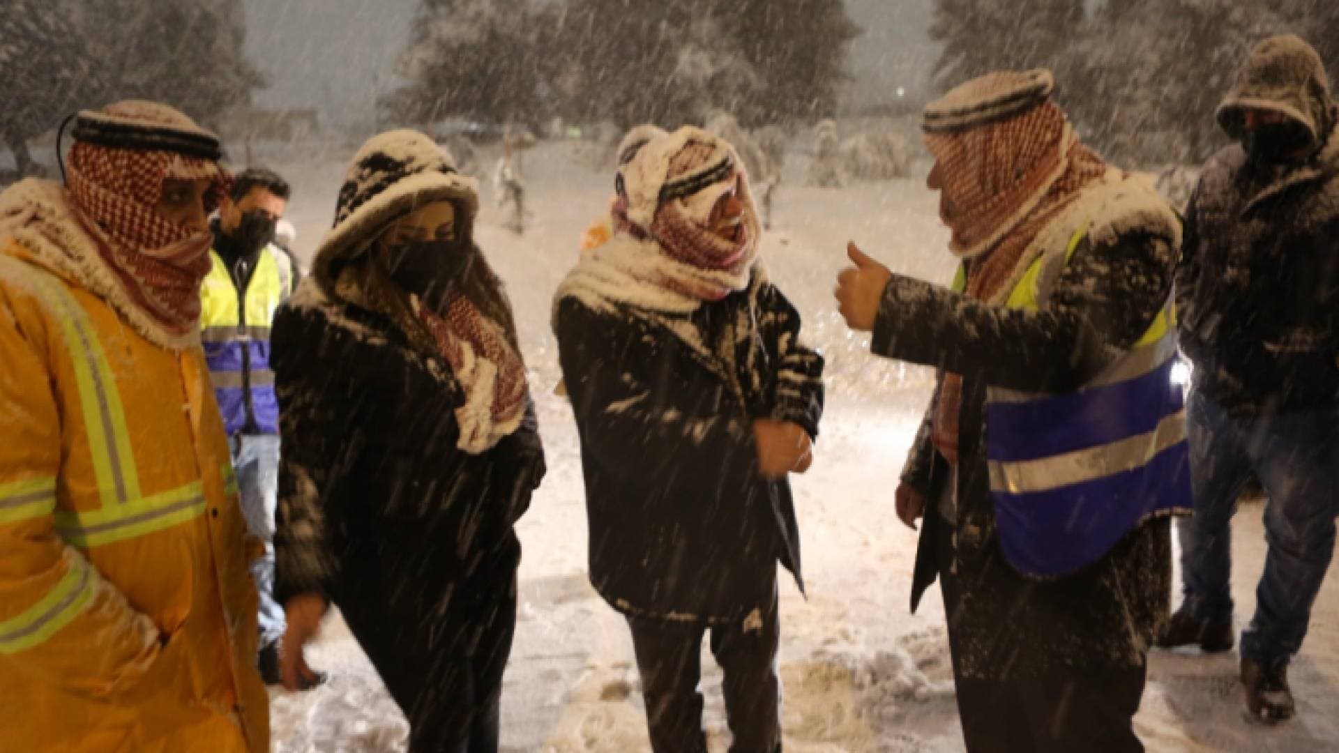 وزير الأشغال يوجه بنثر الملح على الطرق تحسبا لحدوث الانزلاقات