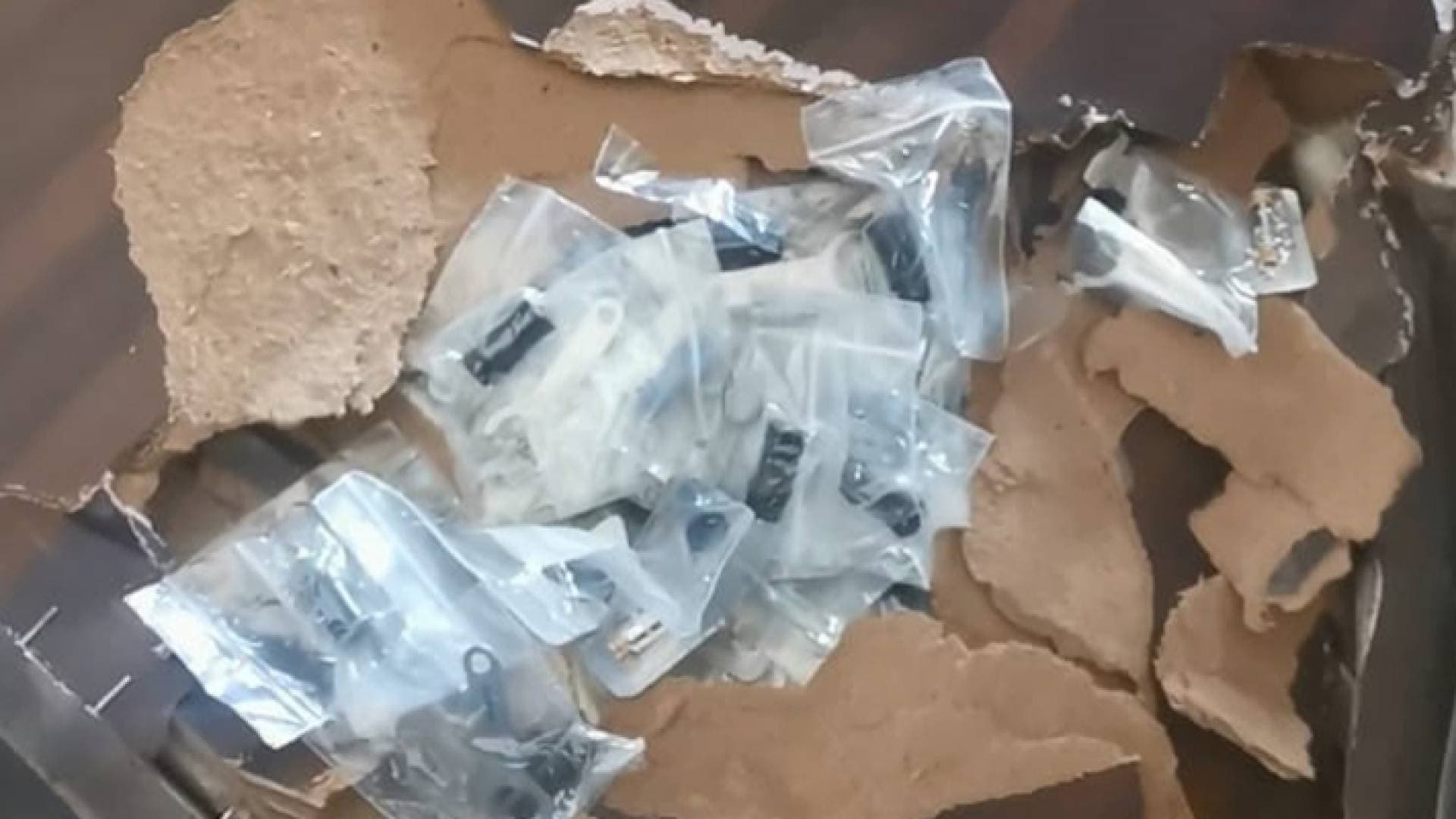 إحباط تهريب أراجيل وسجائر إلكترونية ولوازمها في جمرك العمري