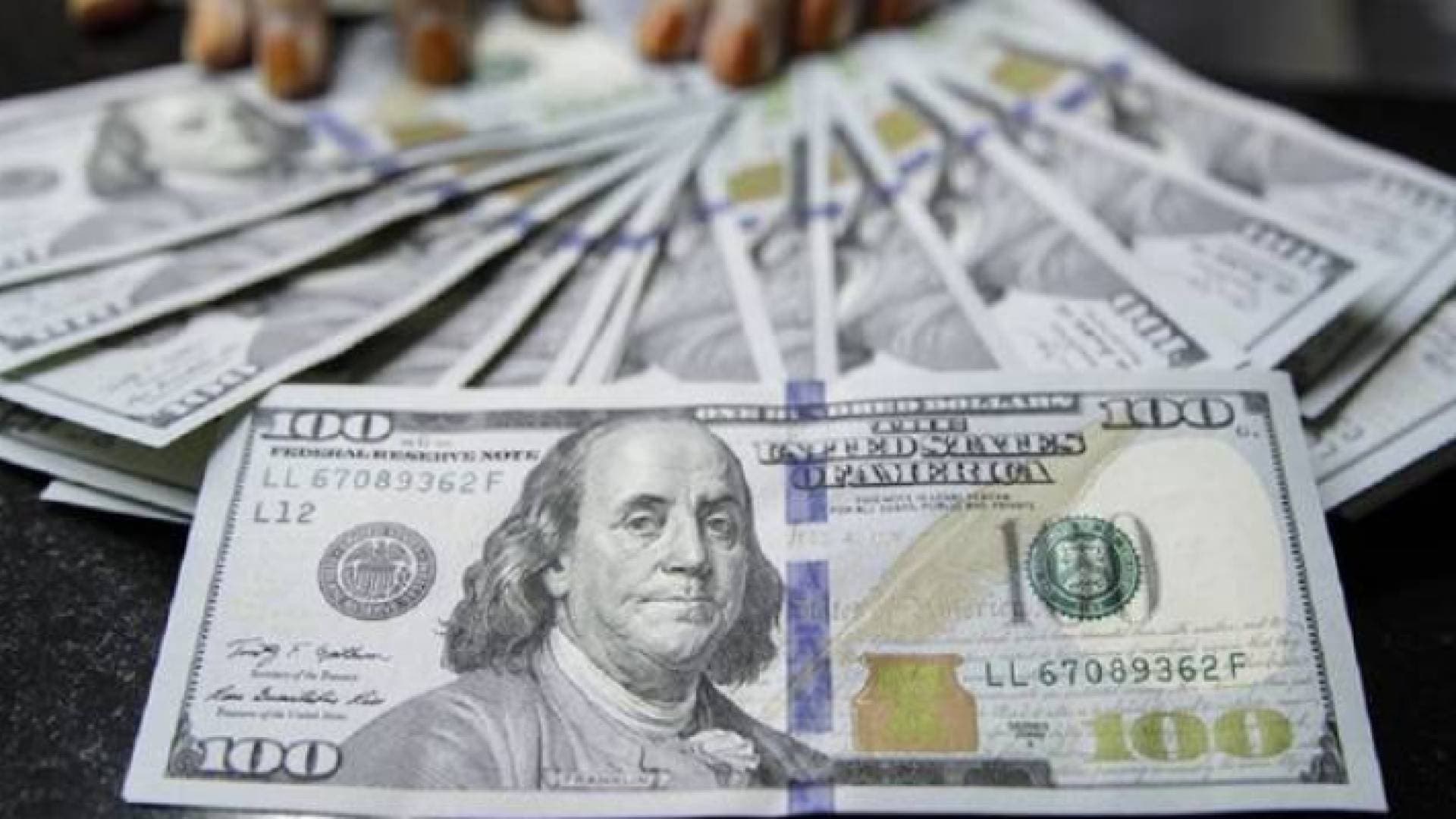 الدولار يصعد إلى أعلى مستوى في ٢٠٢٢