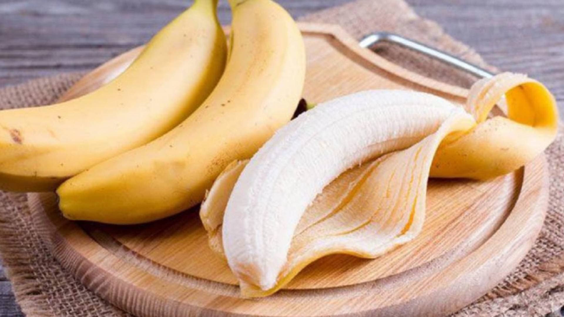 ماذا يحدث لجسمك عند تناول الموز ليلا؟