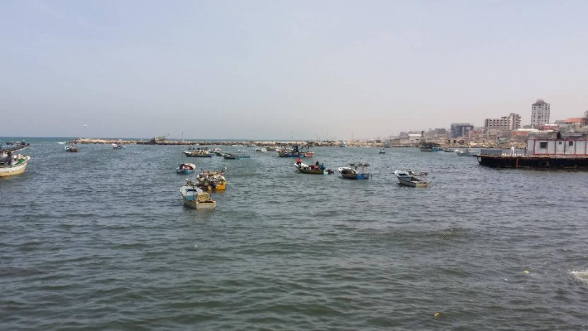 الاحتلال يهاجم الصيادين والمزارعين في غزة