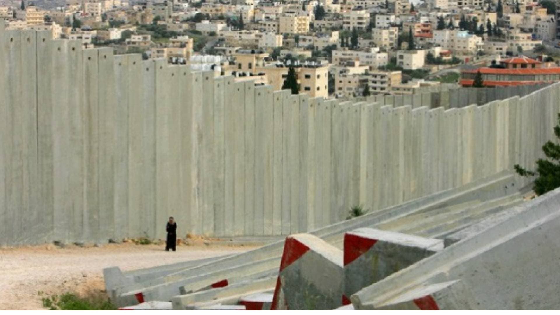 انهيار مقطوعة من جدار الفصل العنصري الذي أقامه الاحتلال الإسرائيلي - فيديو