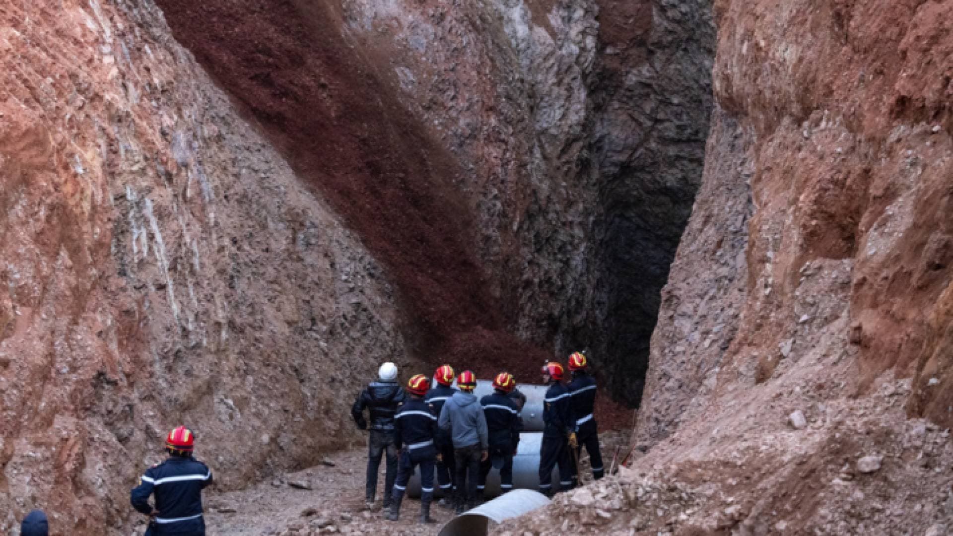 إخراج الطفل المغربي ريان متوفيا بعد ٥ أيام من سقوطه في البئر