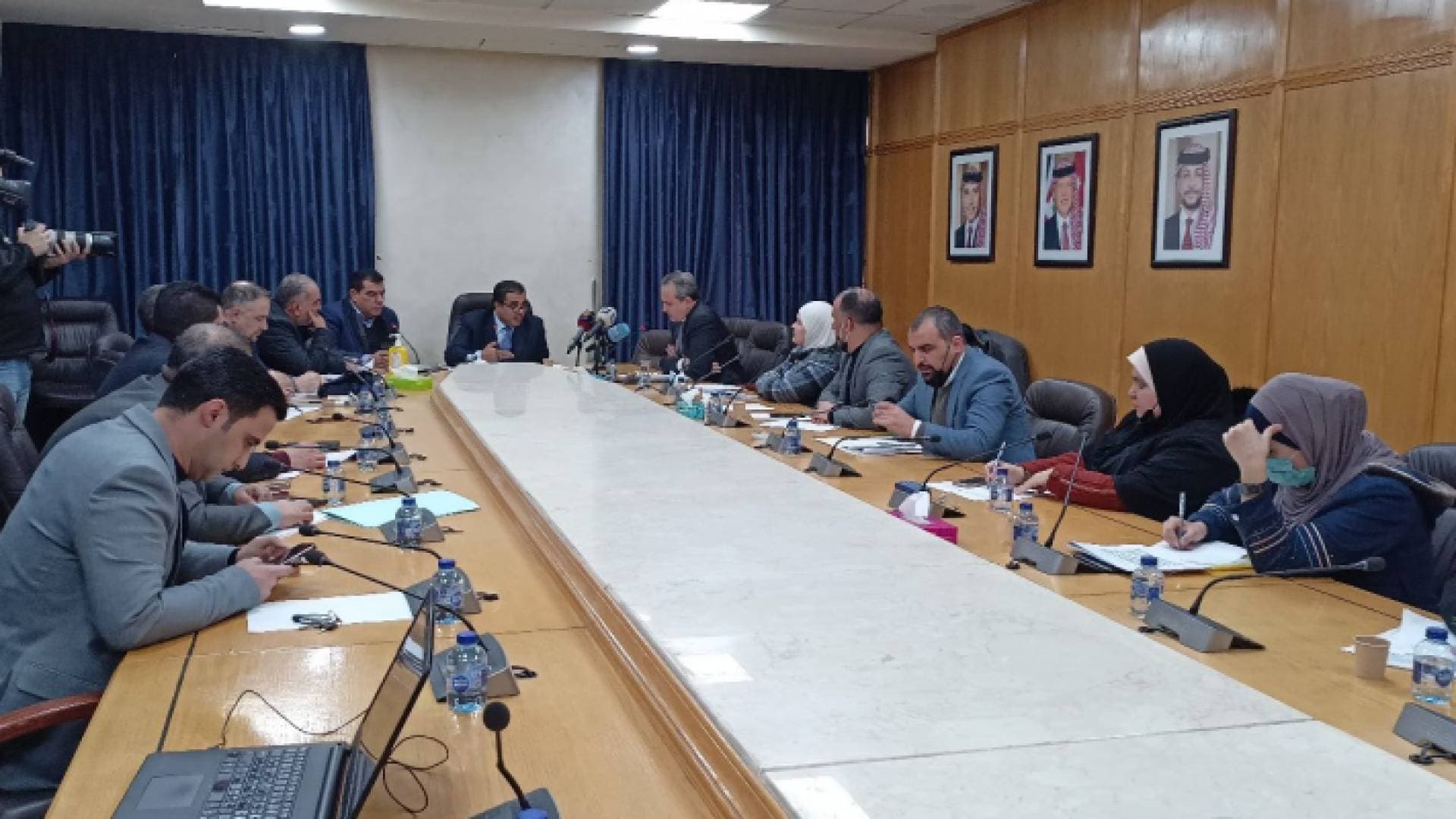 "الطاقة النيابية" توصي بتخفيض الضريبة الثابتة على المحروقات
