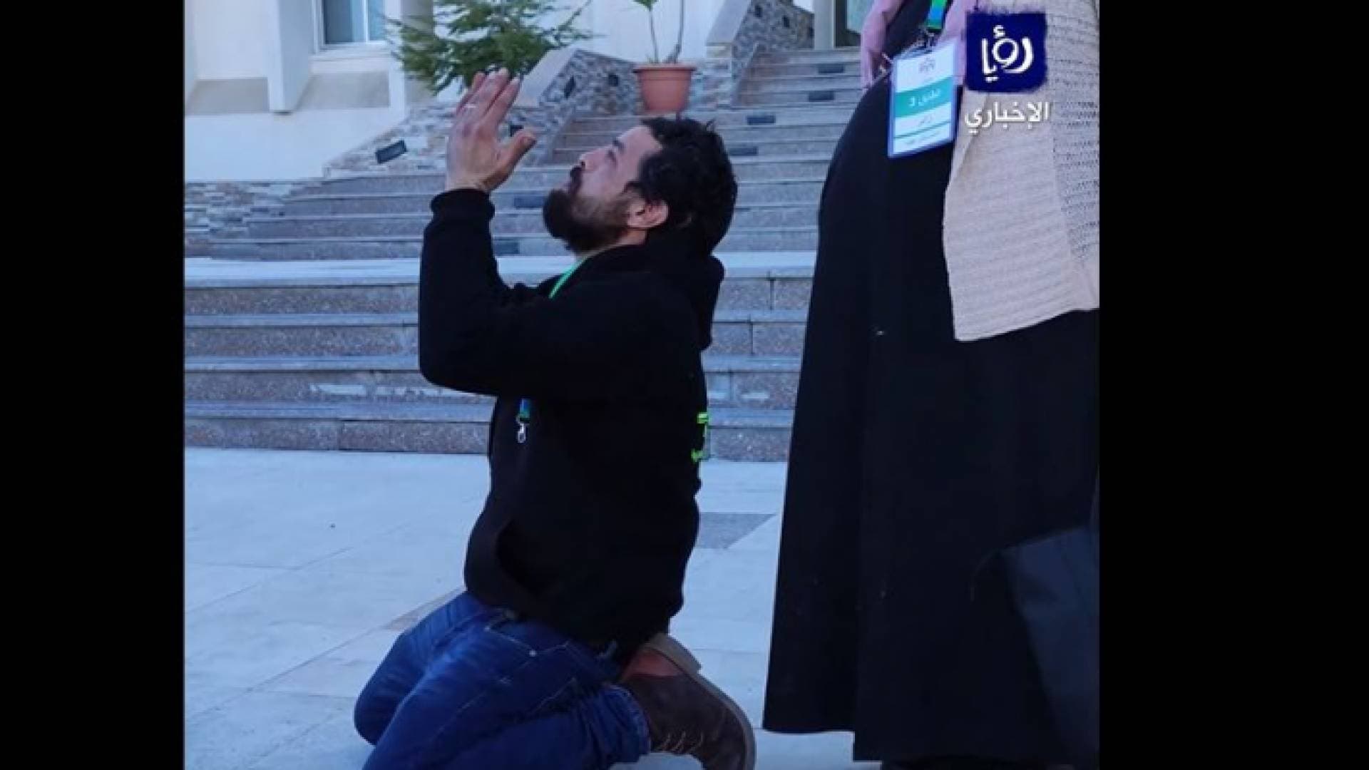 سجد لله شكرا.. الدغمي يلبي استغاثة شاب طلب وظيفة لعلاج والدته - فيديو