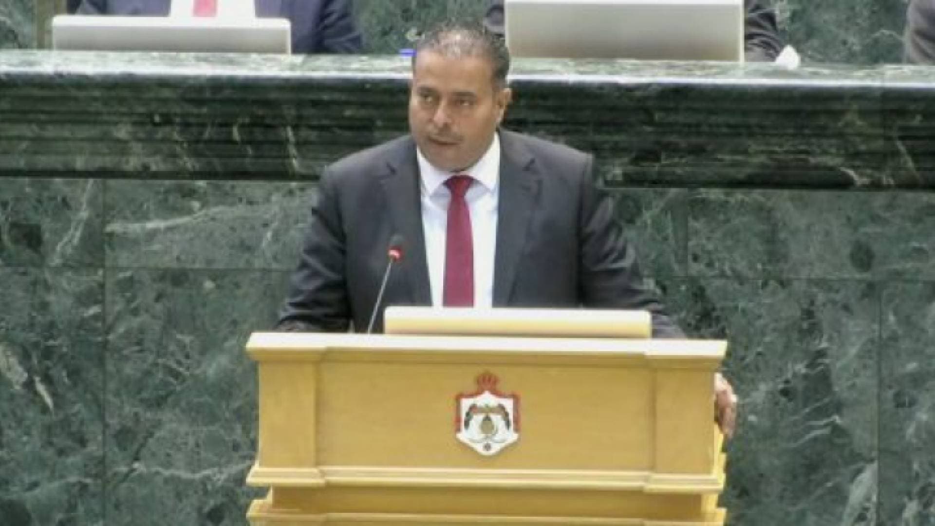 النائب الفايز يبدي تخوفه من انحصار القطاعات الصحية والتعليمية للطبقة الغنية - فيديو