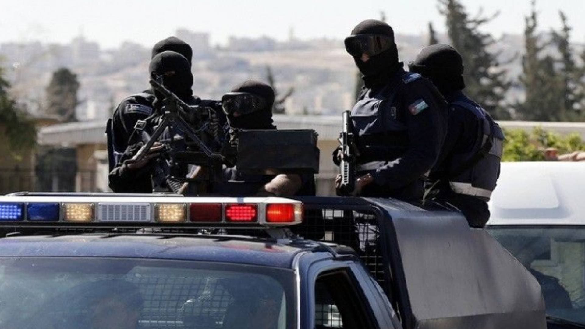 الأمن يلقي القبض على مطلوب خطير ومسلح على قضية قتل وقعت في البلقاء