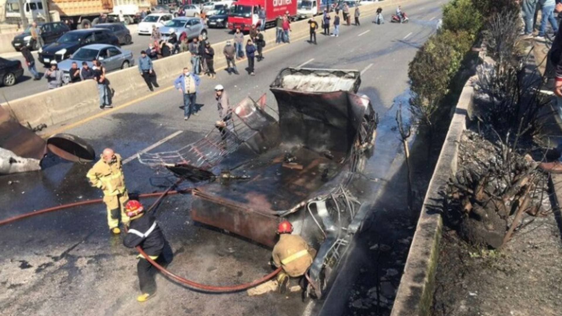 بالفيديو.. انفجار شاحنة محملة بالمحروقات في لبنان