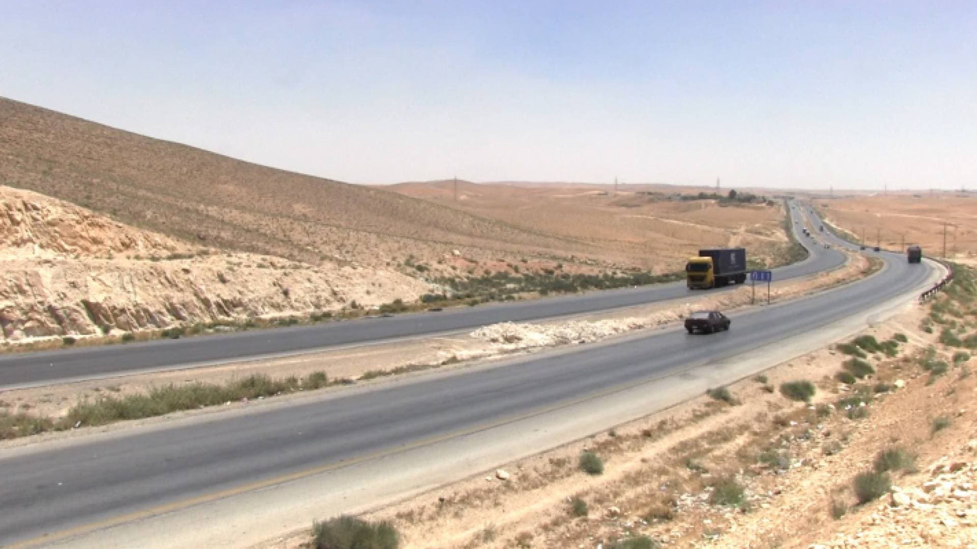 "الدوريات الخارجية": بدء العمل بإعادة تأهيل الطريق الصحراوي من رأس النقب - دبة حانوت