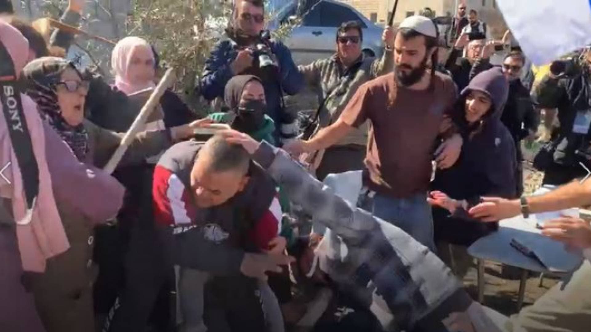 اصابات في اعتداء المستوطنين المتطرفين على أهالي الشيخ جراح - فيديو
