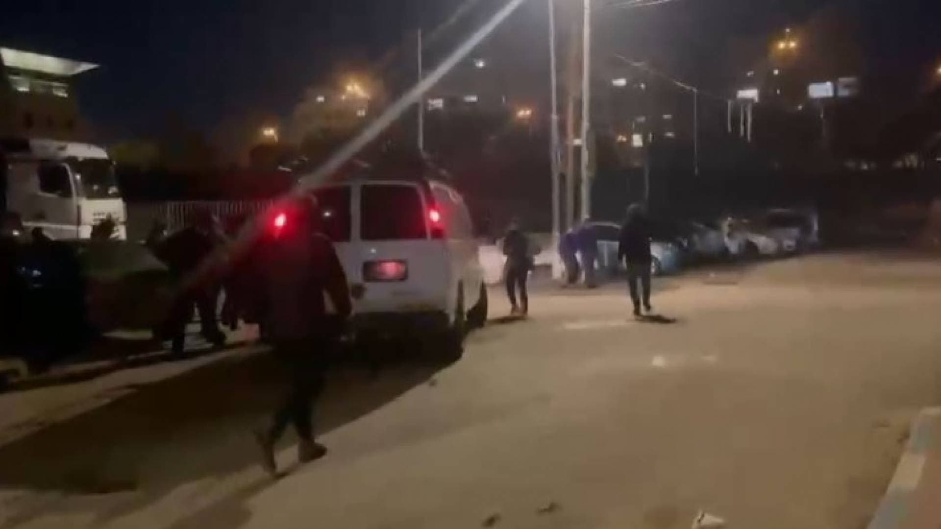 مستوطنون يعتدون على الأهالي في حي الشيخ جراح مساء السبت