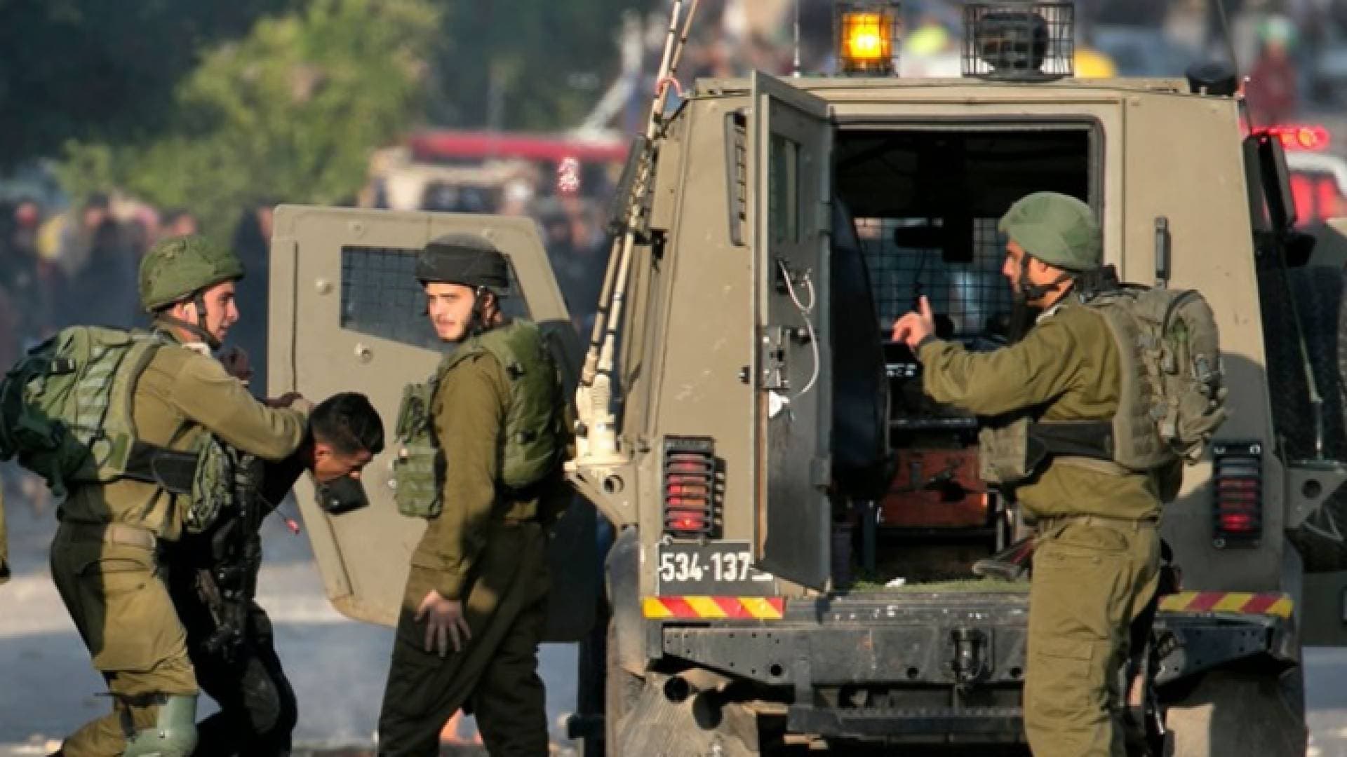 الاحتلال يعتقل فلسطينيا ويفتش عدة منازل في الخليل