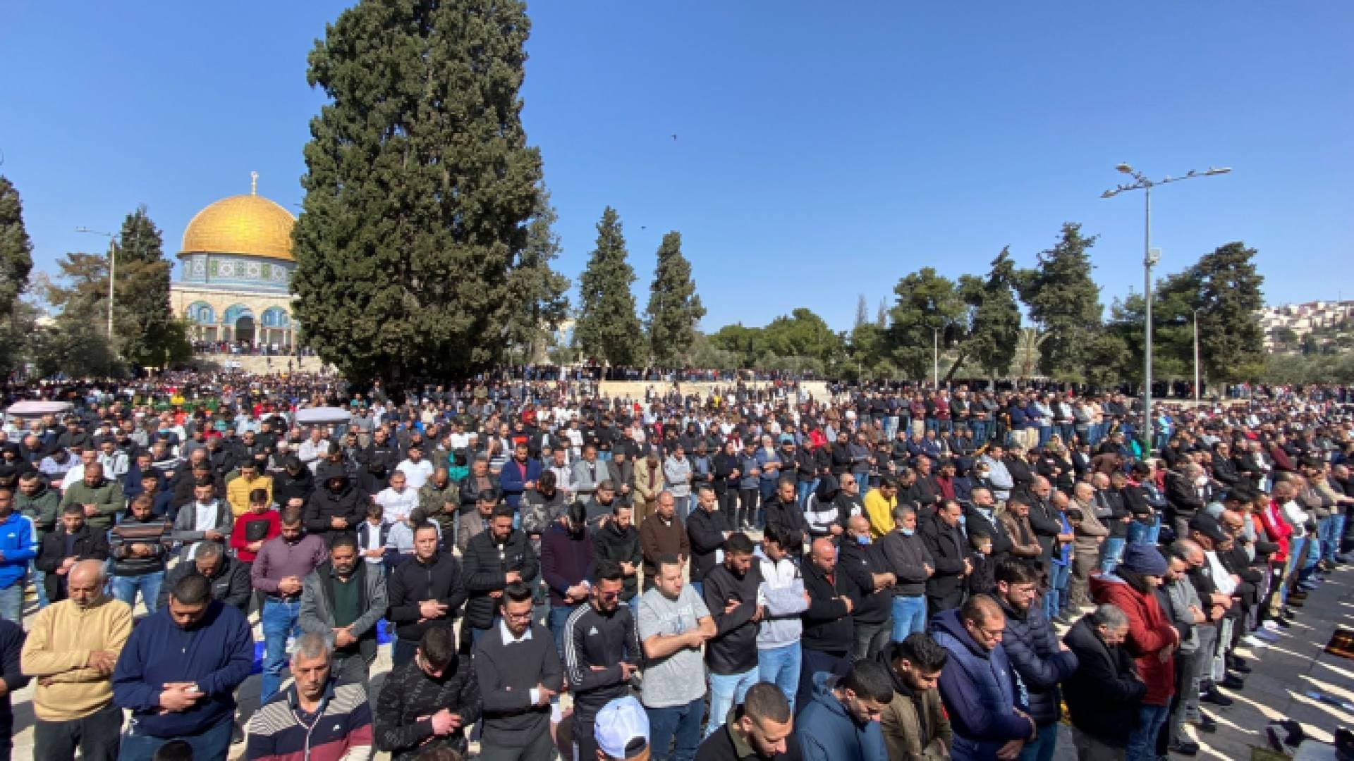 ٦٥ ألفا يؤدون صلاة الجمعة في المسجد الأقصى
