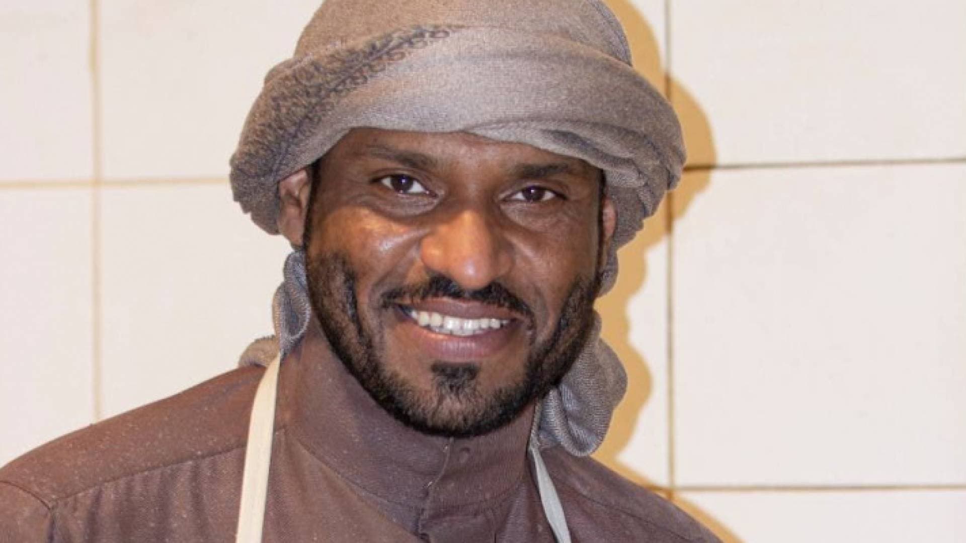 سعودي يتخلى عن مهنة الطب ليعمل خبازا